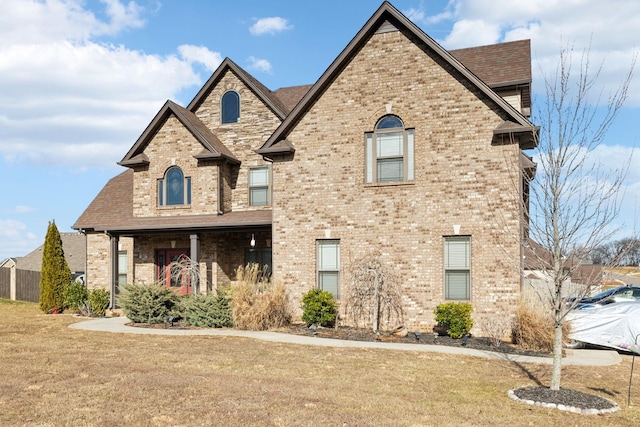 view of front of property featuring a front lawn