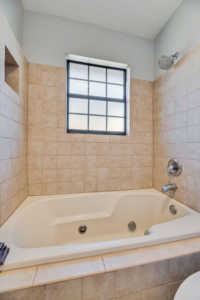 bathroom with tiled shower / bath