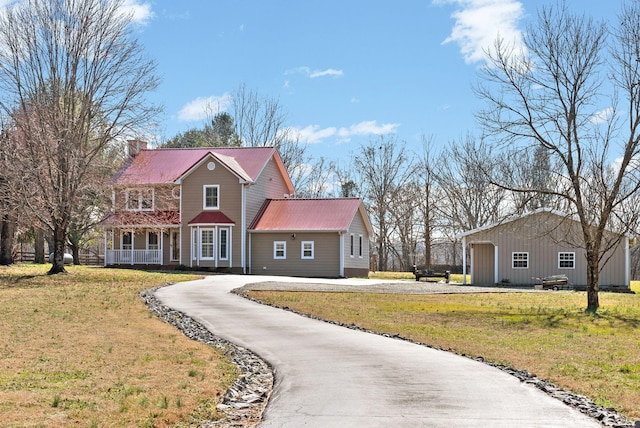 view of front of property featuring a front lawn