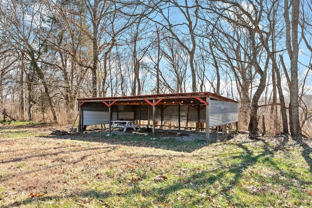 view of front facade with an outdoor structure and a front yard