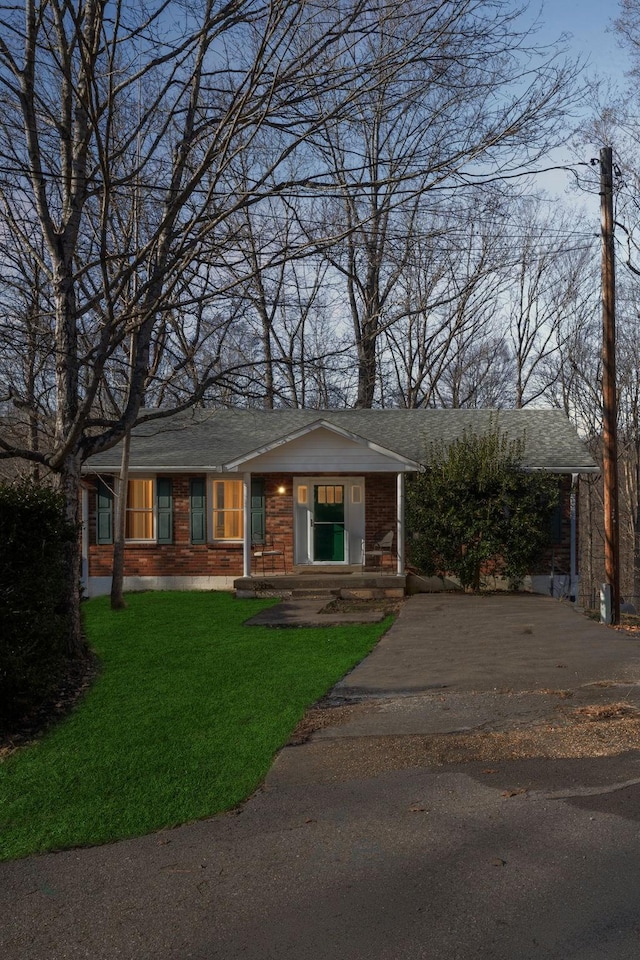 view of front of home featuring a front lawn