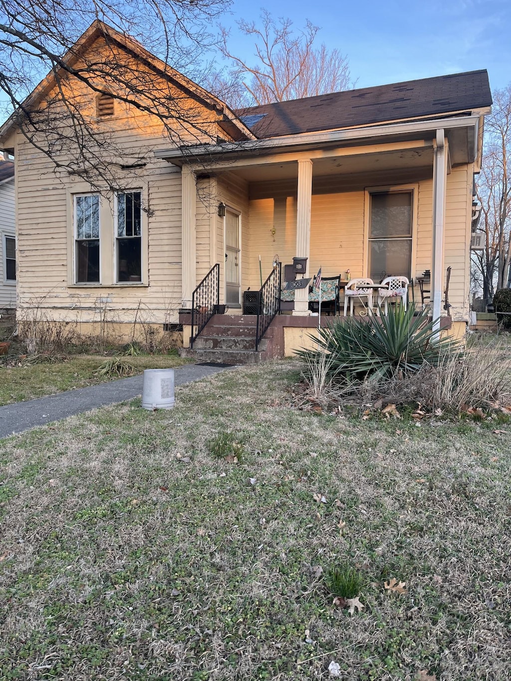 view of front facade with a front lawn and covered porch