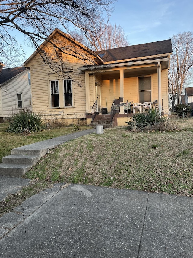 view of front of house featuring a porch and a front yard