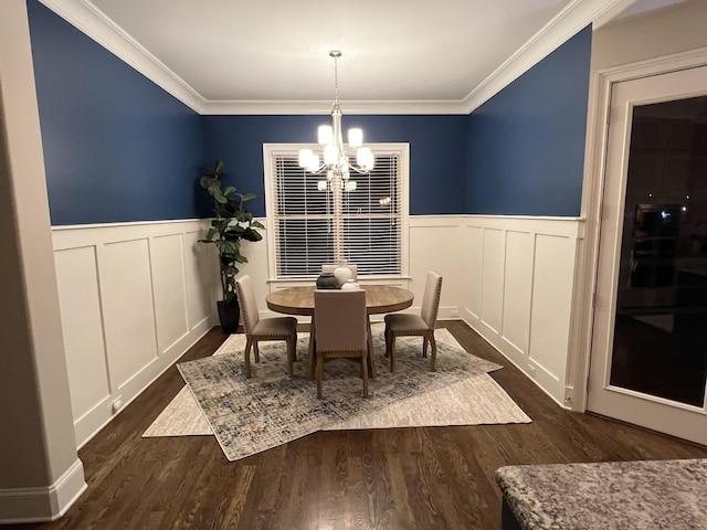 dining room featuring crown molding, dark hardwood / wood-style floors, and a notable chandelier