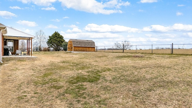 view of yard featuring a shed