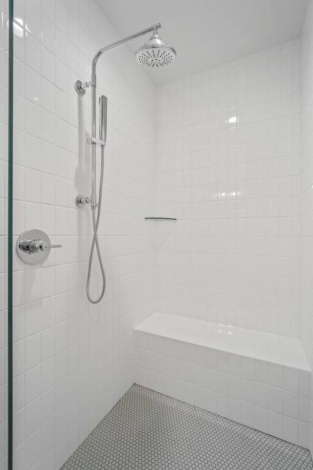 bathroom featuring tiled shower