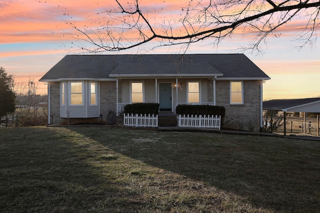 view of front of property featuring a lawn