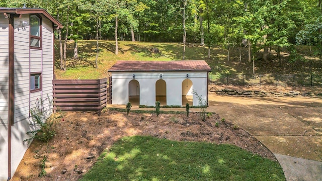 view of yard with an outbuilding