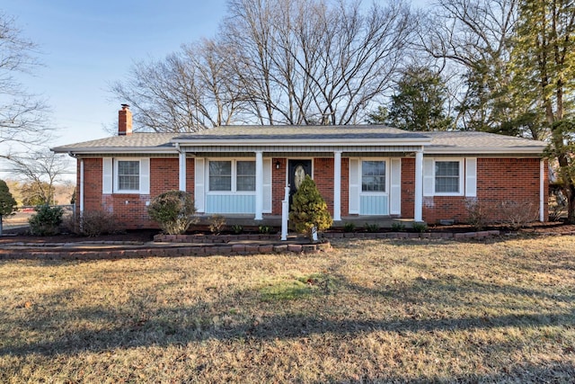 ranch-style home featuring a front lawn