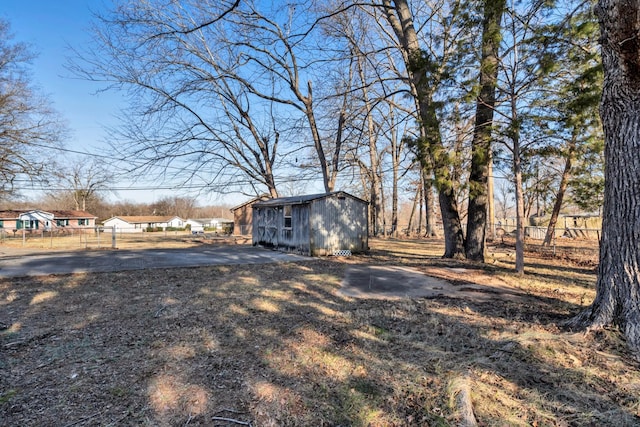 view of yard with an outbuilding