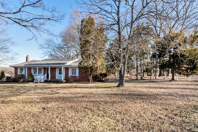 view of front facade with a front lawn