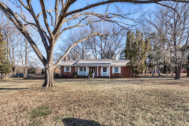 ranch-style home featuring a front lawn