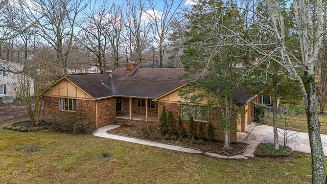 view of front of property with a front lawn