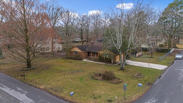 view of front of property featuring a front yard