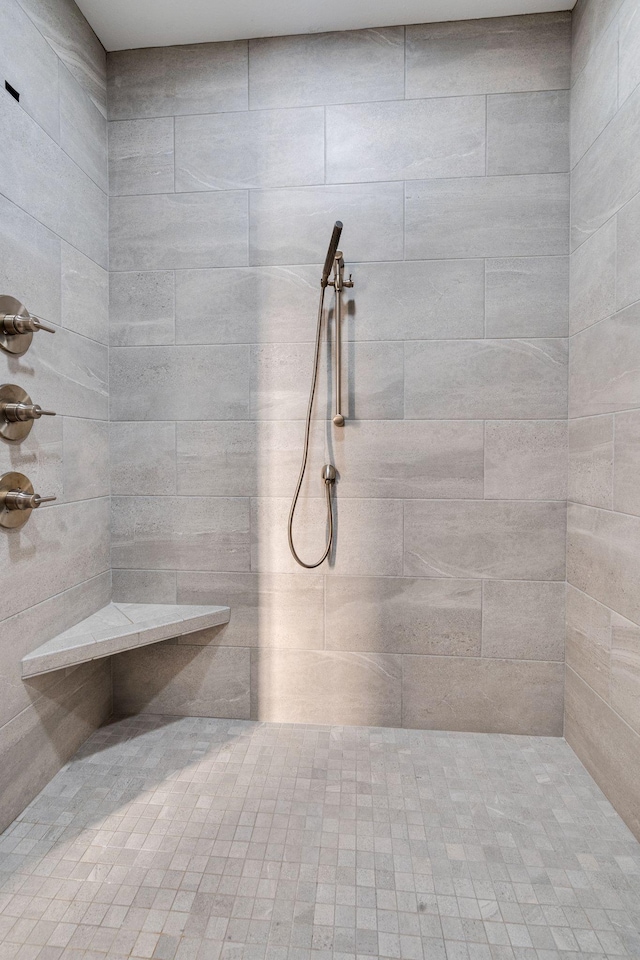 bathroom featuring tiled shower