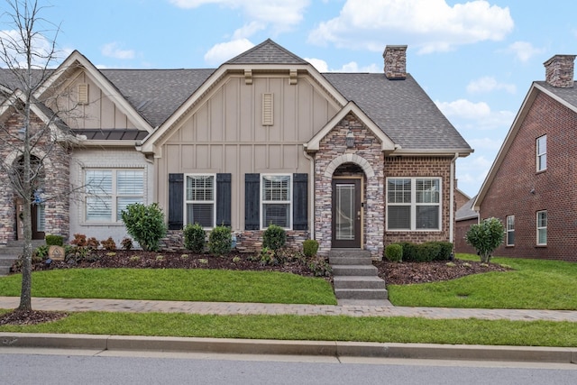 view of front of property featuring a front lawn