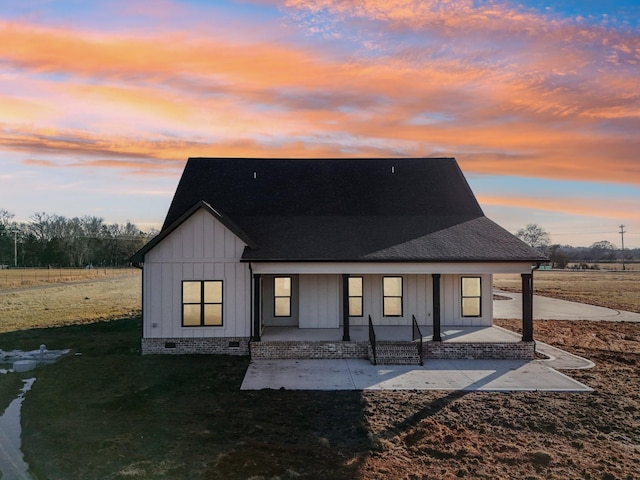 view of front of home featuring a porch and a lawn