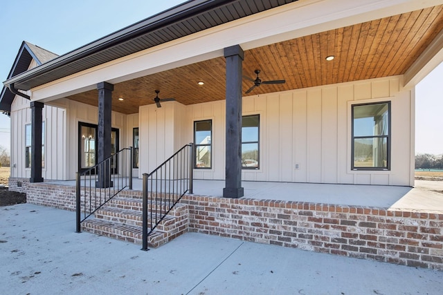 entrance to property with ceiling fan