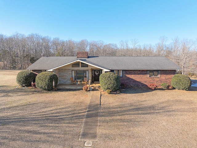 single story home featuring a front lawn