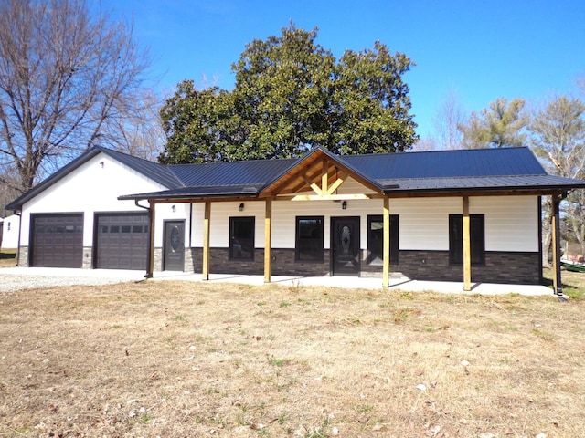 view of front facade with a garage and a front yard