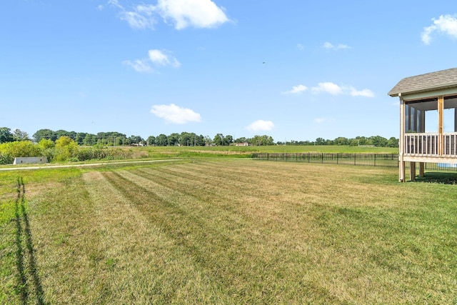 view of yard featuring a rural view