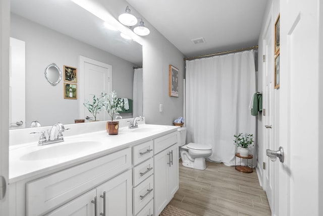 bathroom featuring a shower with curtain, vanity, and toilet