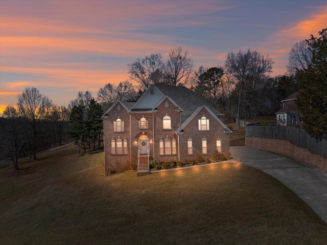 view of front facade featuring a lawn