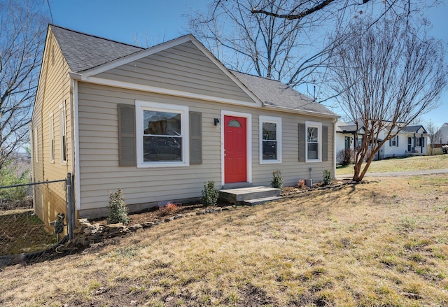 view of front of property featuring a front yard