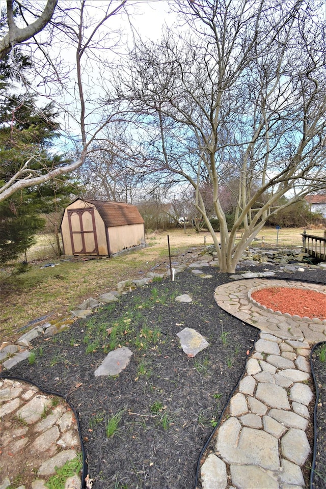 view of yard featuring a storage unit