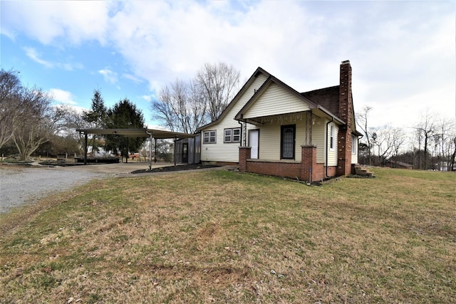 view of front of house with a carport and a front lawn