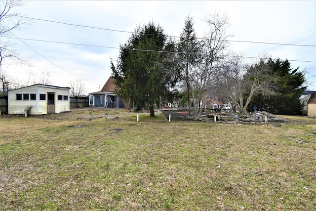 view of yard with an outbuilding