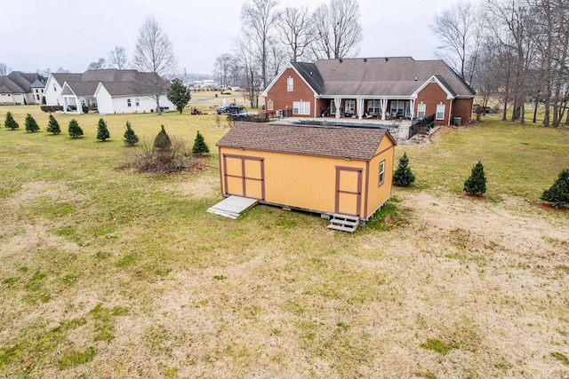 view of yard featuring a shed