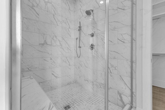 room details featuring a tile shower