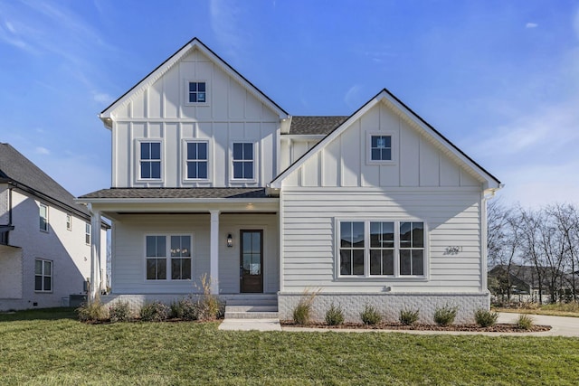 view of front of property featuring a front lawn and a porch