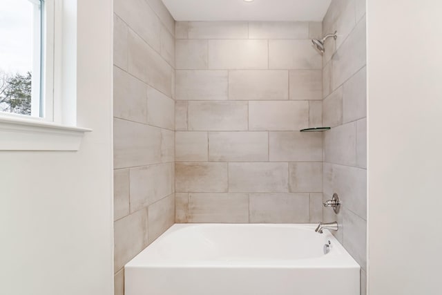 bathroom featuring tiled shower / bath combo