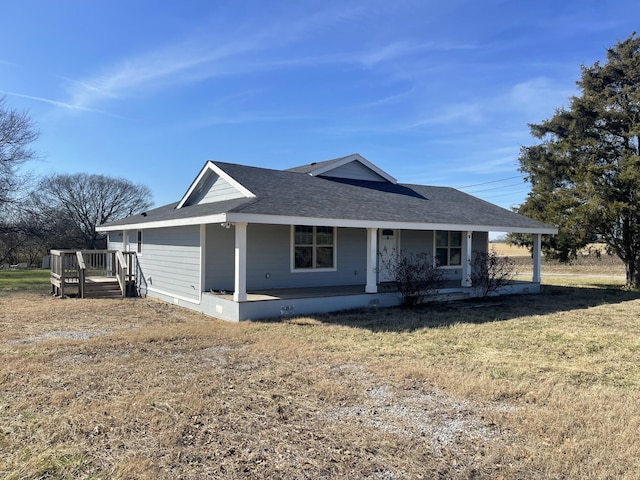 view of front facade featuring covered porch and a front yard