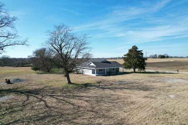 view of yard featuring a rural view