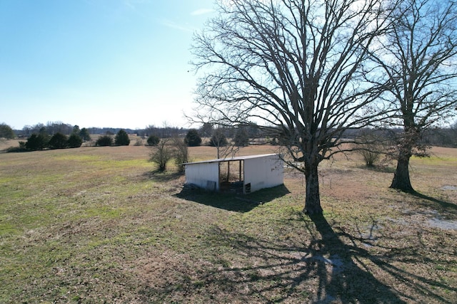 view of yard featuring a rural view