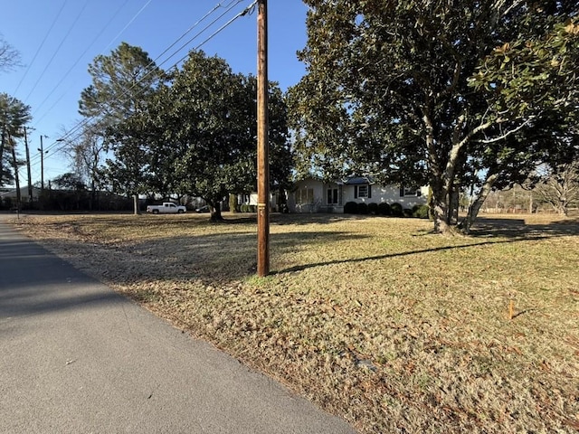 view of front of property with a front yard