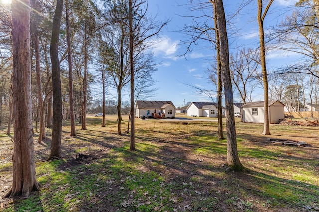 view of yard with an outbuilding