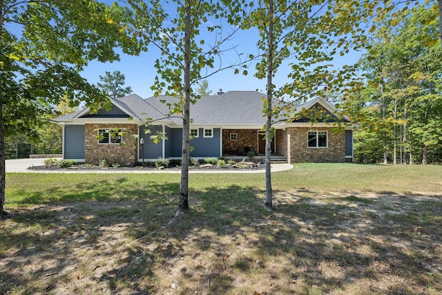 view of front of house featuring a front lawn