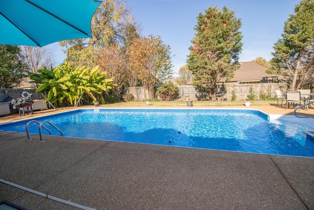 view of swimming pool featuring a patio