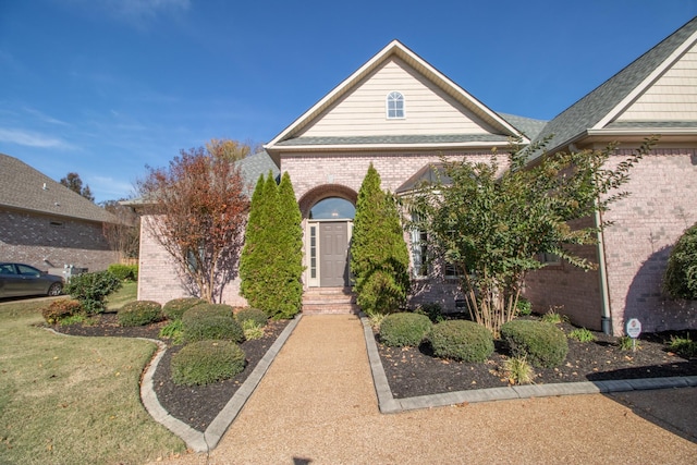 view of front facade with a front lawn