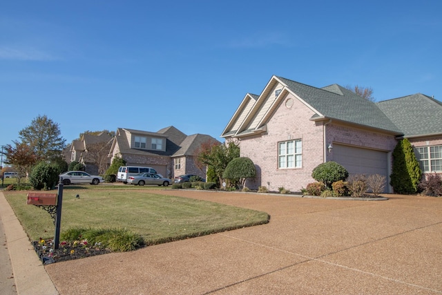 view of front facade featuring a garage and a front yard