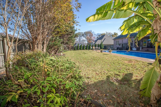 view of yard with a fenced in pool