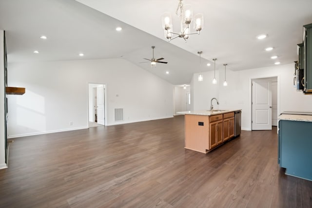 kitchen featuring dark wood-style flooring, stainless steel appliances, open floor plan, a sink, and ceiling fan