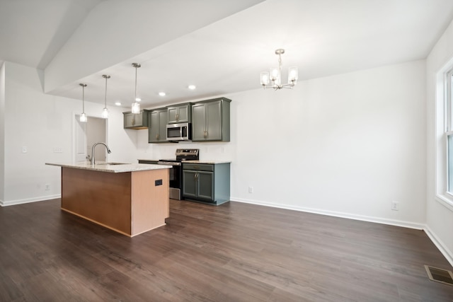 kitchen with stainless steel appliances, visible vents, dark wood-type flooring, a sink, and baseboards