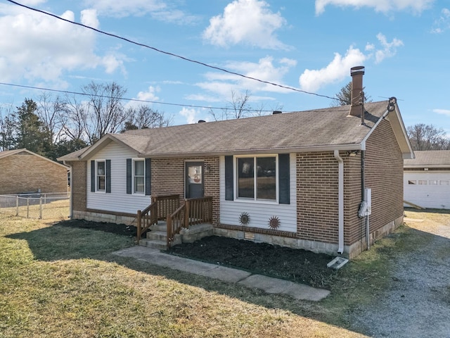 view of front of property featuring a front lawn