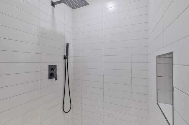 bathroom featuring tiled shower