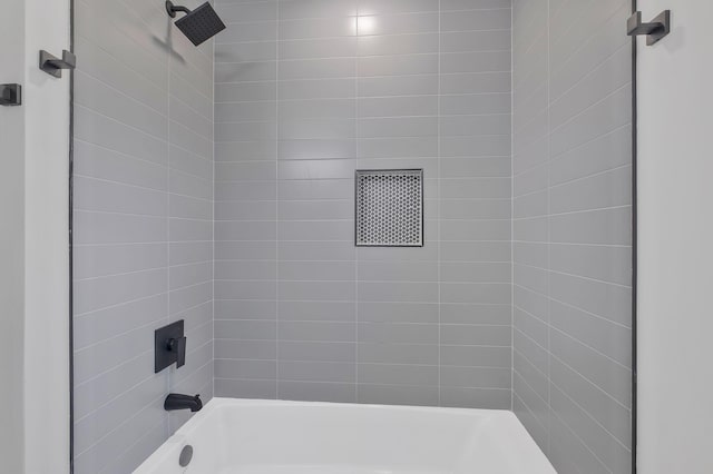 bathroom with tiled shower / bath